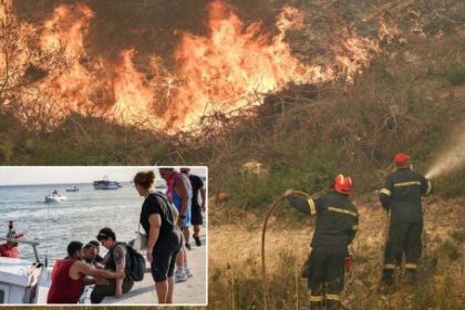 grecia:-evacuan-a-turistas-en-barco-por-los-incendios