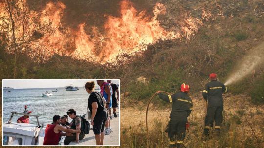 grecia:-evacuan-a-turistas-en-barco-por-los-incendios