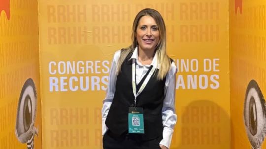 bettina-angeletti-reaparecio-sin-adorni:-estuvo-en-evento-de-rrhh.-y-hablo-de-temas-empresariales