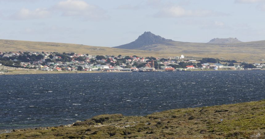 un-funcionario-de-milei-se-cruzo-con-una-ministra-inglesa-por-una-celebracion-britanica-en-las-malvinas:-“hasta-en-eso-mienten”