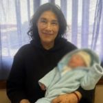 mabel,-la-mama-de-62-anos-de-san-nicolas,-se-fue-de-alta-a-casa-con-su-bebe-david