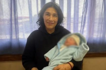 mabel,-la-mama-de-62-anos-de-san-nicolas,-se-fue-de-alta-a-casa-con-su-bebe-david