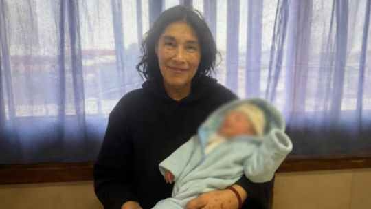 mabel,-la-mama-de-62-anos-de-san-nicolas,-se-fue-de-alta-a-casa-con-su-bebe-david