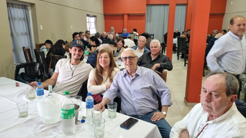 “celebrarlo-con-amigos-es-una-caricia-al-alma»,-carlos-garcia-coni-festejos-los-55-anos-de-formula-tuerca-y-su-cumpleanos-n°-80