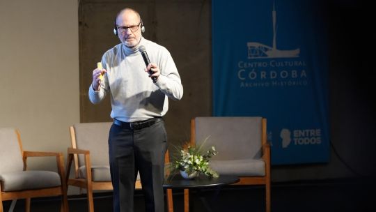 especialista-advierte-que-el-desafio-de-la-ia-es-la-seguridad-y-el-control-humano