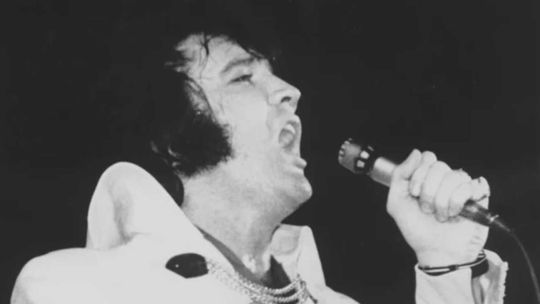por-que-elvis-presley-sigue-facturando-millones-y-domina-la-cultura-pop-a-casi-medio-siglo-de-su-muerte