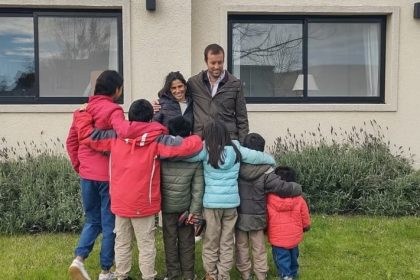 el-primer-dia-del-nino-de-los-seis-hermanos-de-misiones-junto-a-su-nueva-familia