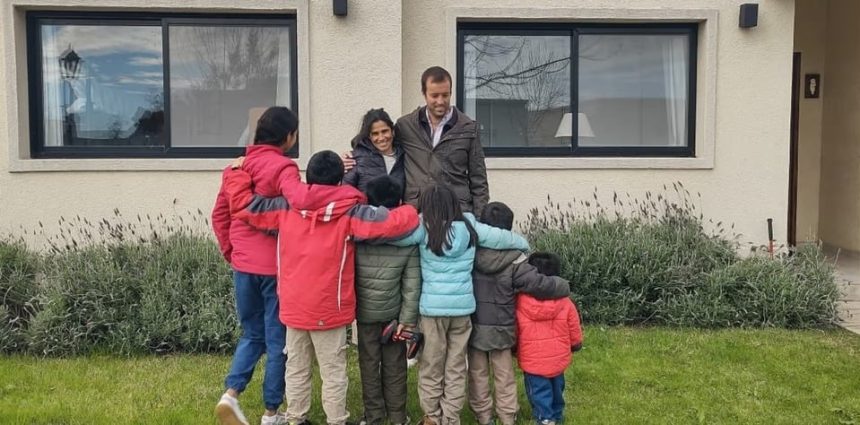 el-primer-dia-del-nino-de-los-seis-hermanos-de-misiones-junto-a-su-nueva-familia