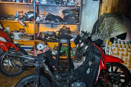 una-motocicleta-se-incendio-dentro-de-una-vivienda-y-los-bomberos-evitaron-que-las-llamas-se-propagaran-en-obera
