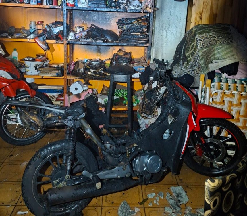 una-motocicleta-se-incendio-dentro-de-una-vivienda-y-los-bomberos-evitaron-que-las-llamas-se-propagaran-en-obera