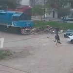 un-tren-embistio-a-un-auto-con-seis-personas-en-cordoba:-una-mujer-quedo-atrapada,-pero-salio-ilesa