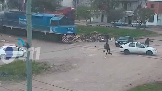 un-tren-embistio-a-un-auto-con-seis-personas-en-cordoba:-una-mujer-quedo-atrapada,-pero-salio-ilesa