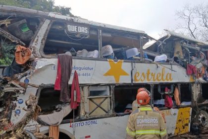 tragedia-en-brasil:-el-vuelco-de-un-autobus-turistico-en-la-ruta-hacia-rio-de-janeiro-dejo-al-menos-diez-muertos