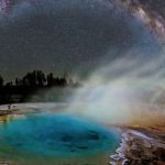 la-nasa-destaca-en-su-imagen-astronomica-del-dia-a-la-via-lactea-deslumbrando-sobre-el-parque-yellowstone