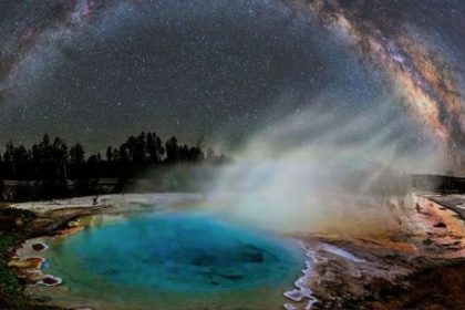 la-nasa-destaca-en-su-imagen-astronomica-del-dia-a-la-via-lactea-deslumbrando-sobre-el-parque-yellowstone