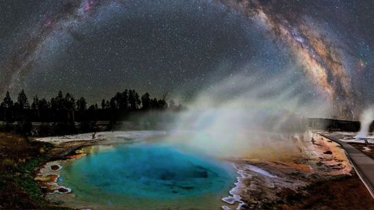 la-nasa-destaca-en-su-imagen-astronomica-del-dia-a-la-via-lactea-deslumbrando-sobre-el-parque-yellowstone