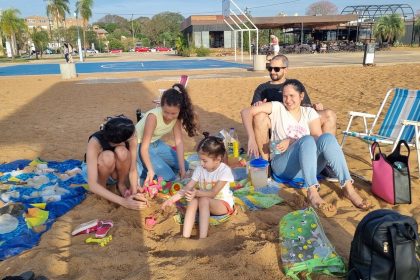 en-un-domingo-ideal-en-posadas-para-disfrutar-al-aire-libre,-las-familias-festejaron-el-dia-del-nino-entre-toboganes,-arena-y-agua