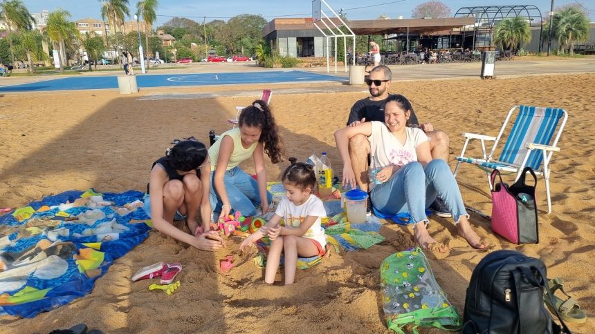 en-un-domingo-ideal-en-posadas-para-disfrutar-al-aire-libre,-las-familias-festejaron-el-dia-del-nino-entre-toboganes,-arena-y-agua
