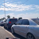 feriado-con-fuerte-movimiento-hacia-encarnacion:-la-fila-de-autos-llega-hasta-avenida-monteagudo