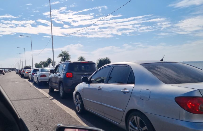 feriado-con-fuerte-movimiento-hacia-encarnacion:-la-fila-de-autos-llega-hasta-avenida-monteagudo