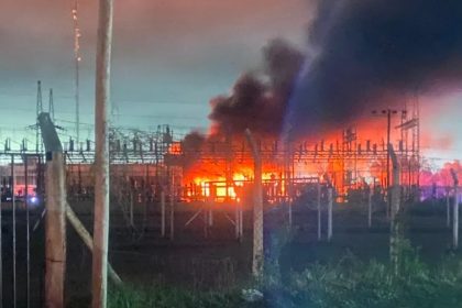 gran-apagon-en-la-plata:-incendio-en-una-central-electrica-dejo-a-miles-de-personas-sin-luz