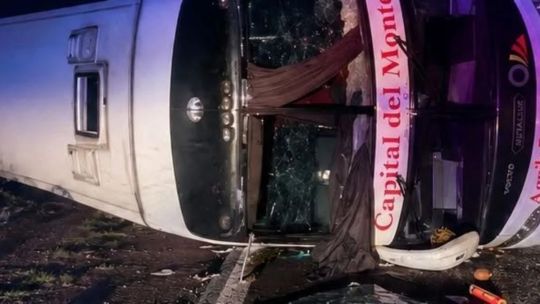 tragedia-en-la-ruta-14:-volco-un-colectivo-de-larga-distancia,-murio-una-mujer-y-hay-mas-de-26-heridos