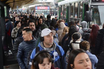 la-carrera-entre-inflacion-y-salarios:-segun-un-informe-del-gobierno,-un-grupo-de-gremios-grandes-tuvo-caidas-mayores-a-10%