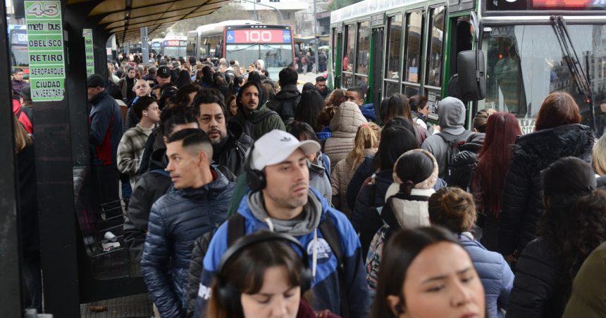 la-carrera-entre-inflacion-y-salarios:-segun-un-informe-del-gobierno,-un-grupo-de-gremios-grandes-tuvo-caidas-mayores-a-10%