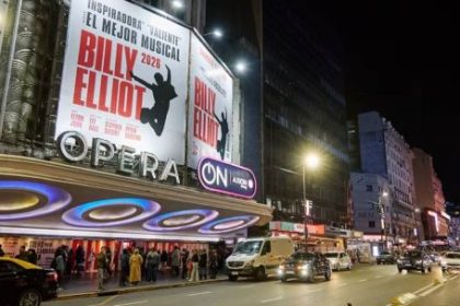 hace-90-anos,-el-teatro-opera-abria-sus-puertas-con-rapsodia-en-azul-y-un-corto-de-walt-disney