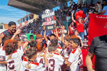 la-guarani-cup-tuvo-futbol,-copas-y-captadores-de-river-y-boca-en-posadas-en-busca-de-talentos