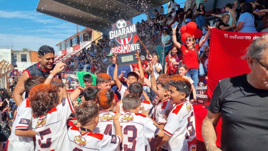 la-guarani-cup-tuvo-futbol,-copas-y-captadores-de-river-y-boca-en-posadas-en-busca-de-talentos
