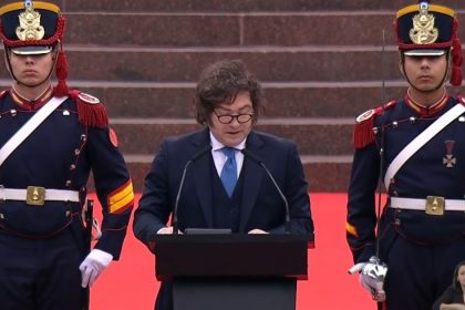 milei-reaparecio-en-el-acto-en-honor-a-san-martin:-mensaje-contra-“los-enemigos-internos-y-externos”-y-abrazo-con-sturzenegger