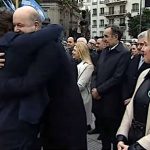 tras-nueve-dias-de-ausencia,-milei-reaparecio-en-publico-con-un-sugestivo-abrazo-a-sturzenegger-y-un-duro-mensaje