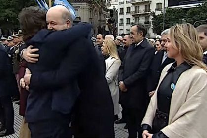tras-nueve-dias-de-ausencia,-milei-reaparecio-en-publico-con-un-sugestivo-abrazo-a-sturzenegger-y-un-duro-mensaje