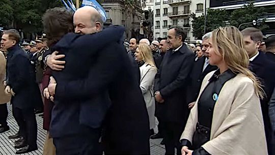 tras-nueve-dias-de-ausencia,-milei-reaparecio-en-publico-con-un-sugestivo-abrazo-a-sturzenegger-y-un-duro-mensaje