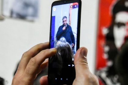 militantes-deprimidos-y-conspiraciones-de-la-derecha:-el-extravio-del-frente-amplio-en-39-paginas