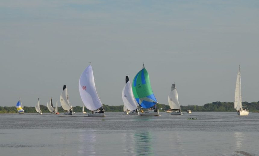 en-un-ajustado-final-sobre-el-parana,-la-historica-regata-asuncion-–-corrientes-corono-al-velero-omega
