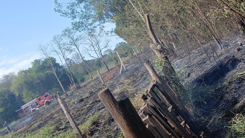 puerto-iguazu:-bomberos-sofocaron-un-incendio-de-pastizales-que-amenazaba-a-varias-viviendas-en-las-2000-hectareas