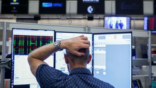 alerta-en-los-mercados:-iran-endurece-el-bloqueo-de-ormuz-y-el-petroleo-se-afirma-sobre-los-u$s-90