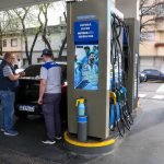 “es-la-primera-compania-del-mundo”:-ypf-ya-permite-comprar-y-vender-sus-propias-acciones-desde-la-app-que-se-usa-para-cargar-nafta
