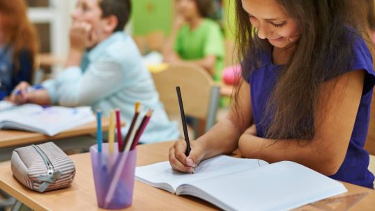 vouchers-educativos:-cuando-comenzaria-el-pago-de-agosto-y-cual-es-el-monto-por-estudiante