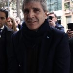 luis-caputo-se-pone-el-overol-politico-con-gestos-a-la-micro-y-los-gobernadores-y-sale-a-bancar-a-karina-milei:-“los-acuerdos-los-define-ella”