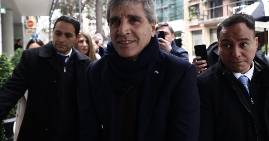 luis-caputo-se-pone-el-overol-politico-con-gestos-a-la-micro-y-los-gobernadores-y-sale-a-bancar-a-karina-milei:-“los-acuerdos-los-define-ella”