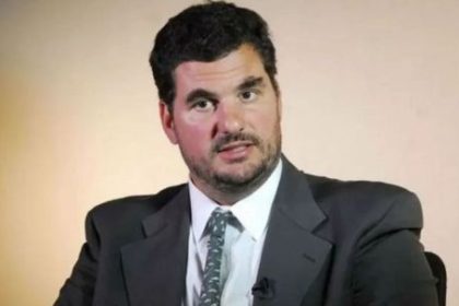 eugenio-burzaco-debuta-en-la-ficcion-con-una-novela-sobre-el-nazismo,-la-argentina-de-posguerra-y-el-misterio-de-hitler-en-la-patagonia
