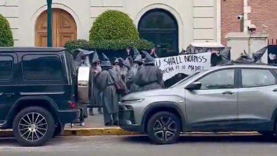 cual-es-el-contexto-detras-de-la-manifestacion-de-“gandalf’s”-frente-a-la-casa-de-peter-thiel-en-palermo