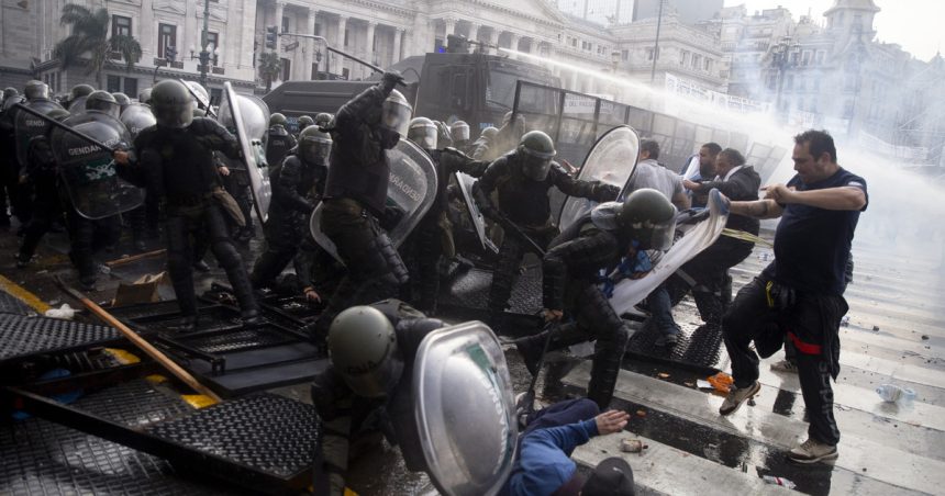 uno-de-los-detenidos-por-los-incidentes-tras-el-debate-de-la-ley-bases-ofrecio-pagar-250-mil-pesos-para-suspender-el-juicio:-fue-rechazado