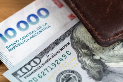 el-mal-humor-global-golpeo-a-empresas-argentinas,-el-dolar-subio-$5-y-el-central-volvio-a-reducir-las-compras