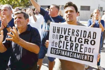 la-comunidad-universitaria-se-moviliza-frente-a-la-secretaria-de-educacion
