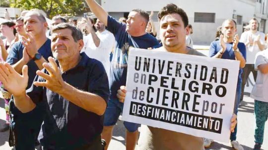 la-comunidad-universitaria-se-moviliza-frente-a-la-secretaria-de-educacion