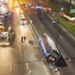 accidente-en-general-paz:-un-colectivo-de-la-linea-108-choco-contra-un-auto-y-quedo-sobre-el-muro-divisorio-de-hormigon